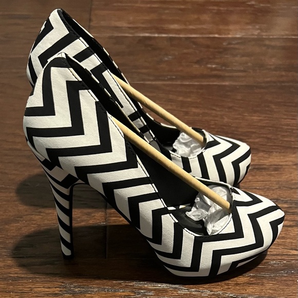 Michael Antonio Black/White Chevron Pumps Black Size 6.5 - Picture 2 of 5